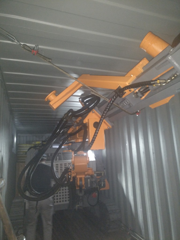 志高D535钻机装柜4